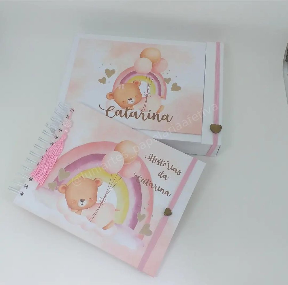 Álbum de histórias com caixa, tema ursinho e arco-íris